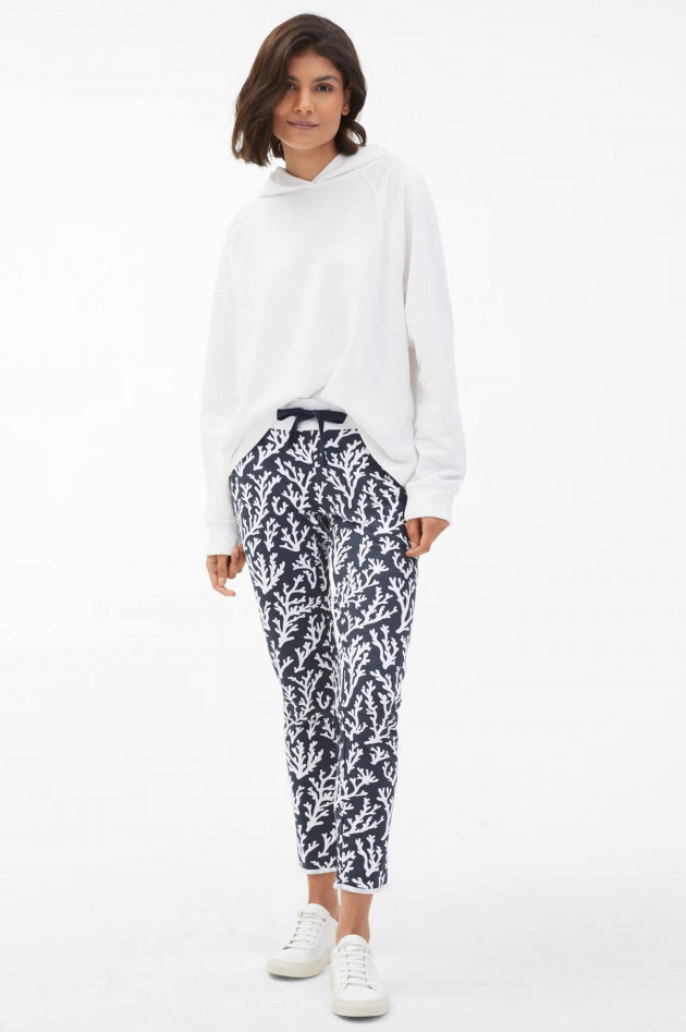 Juvia Sweatpants mit Korallen-Print in Navy/Weiß
