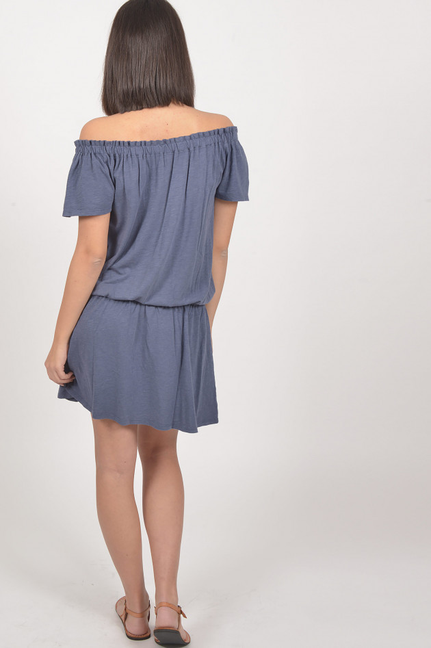 Juvia Kleid mit Carmenausschnitt in Blau