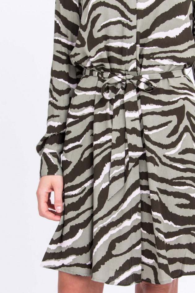 Juvia Kleid im Animal-Print in Oliv gemustert