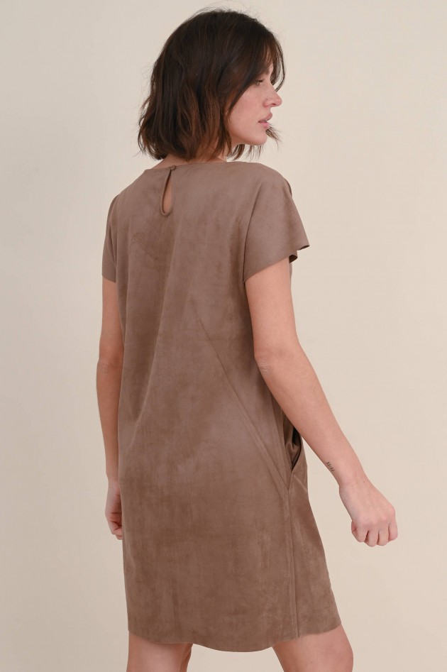 Juvia Kleid aus Velours-Tech in Braun