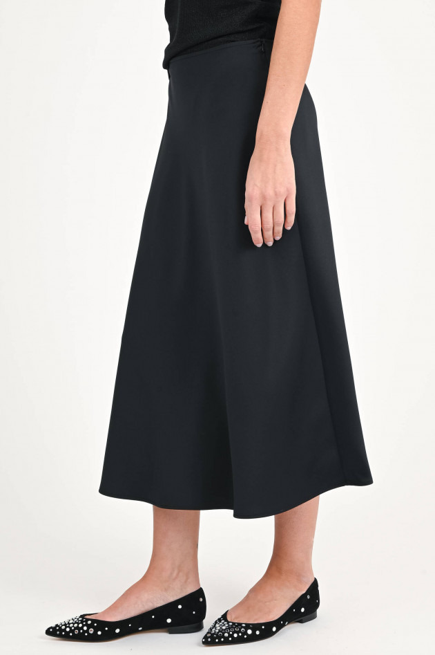 Juvia Satin Midi-Rock in Schwarz