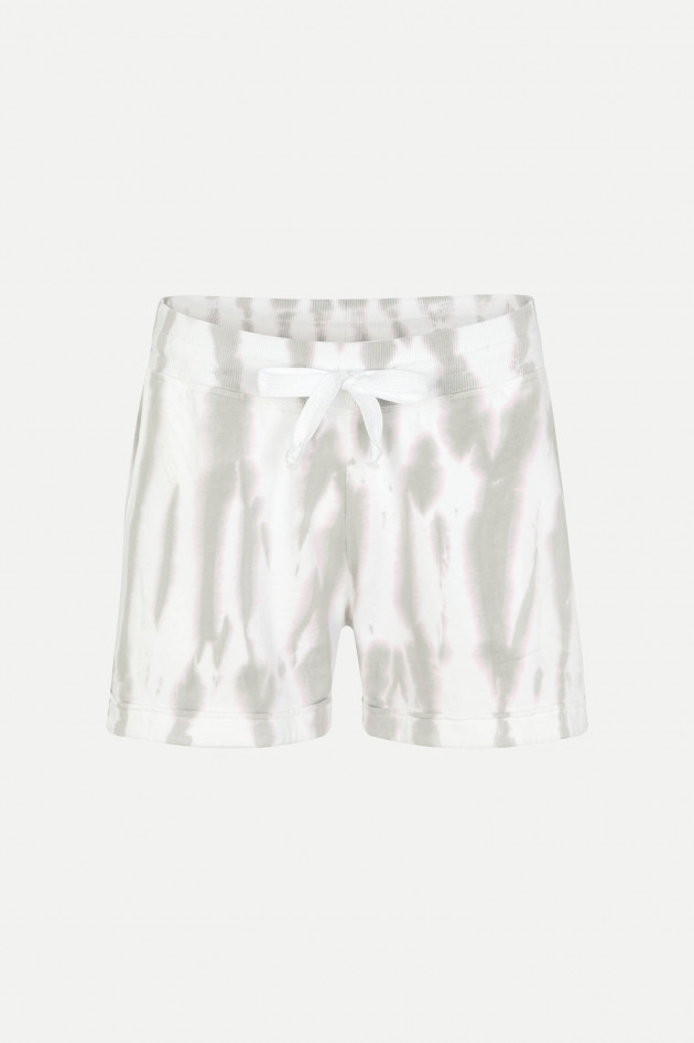 Juvia Shorts im Batik-Design in Weiß/Graugrün