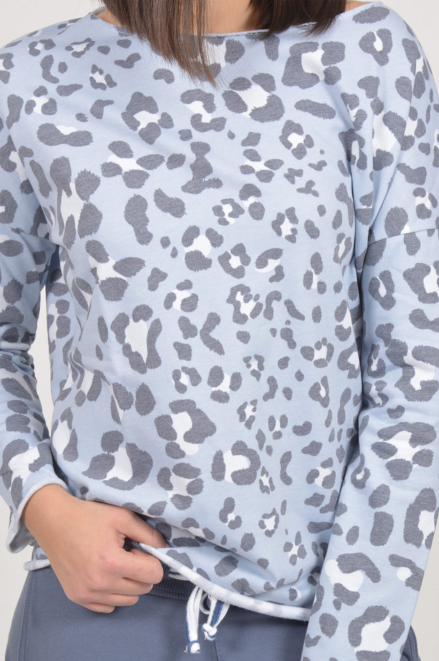 Juvia Sweatshirt mit Leo - Print in Blau/Weiß