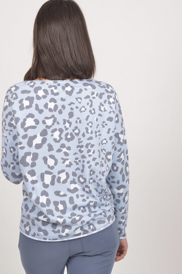 Juvia Sweatshirt mit Leo - Print in Blau/Weiß