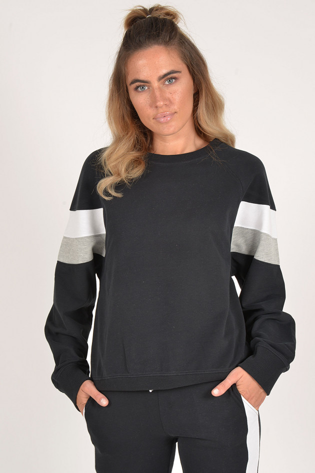 Juvia Sweater mit Streifen in Schwarz/Grau/Weiß
