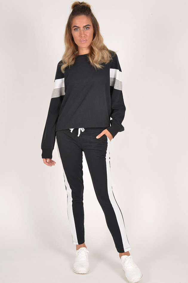 Juvia Sweater mit Streifen in Schwarz/Grau/Weiß