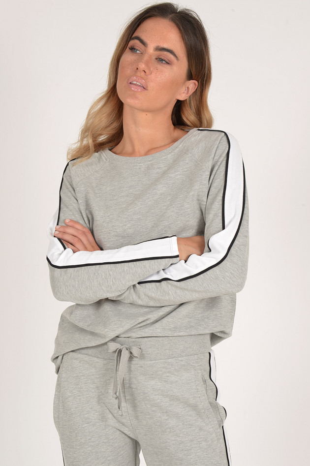 Juvia Sweater mit Seitenstreifen in Grau/Weiß