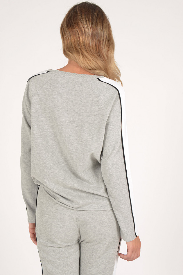 Juvia Sweater mit Seitenstreifen in Grau/Weiß