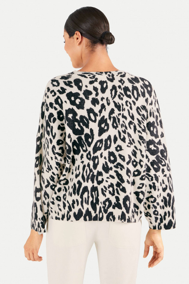 Juvia Strickpullover mit Animal-Print in Weiß/Schwarz