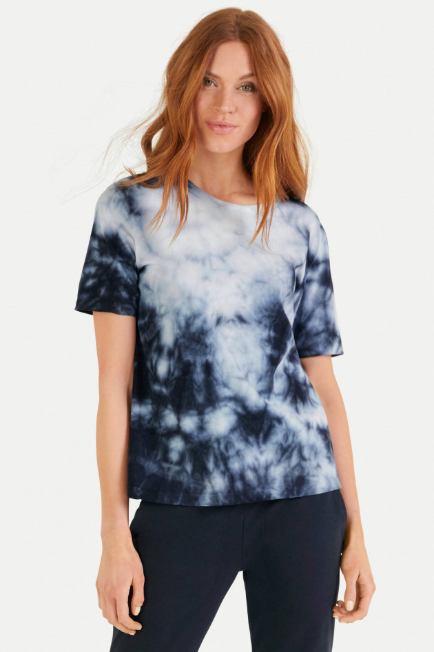 Juvia Relaxed Fit Batik T-Shirt in Navy/Weiß