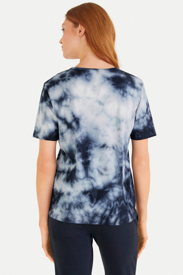 Juvia Relaxed Fit Batik T-Shirt in Navy/Weiß