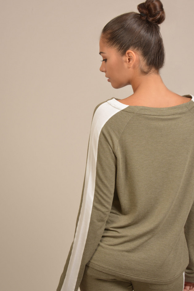 Juvia Sweatshirt mit Streifendetail in Oliv/Weiß