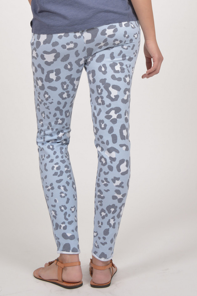 Juvia Jogginghose mit Leo - Print in Blau/Weiß