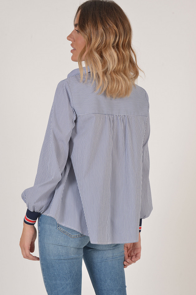 La Camicia Bluse mit Bund am Arm in Blau/Weiß gestreift