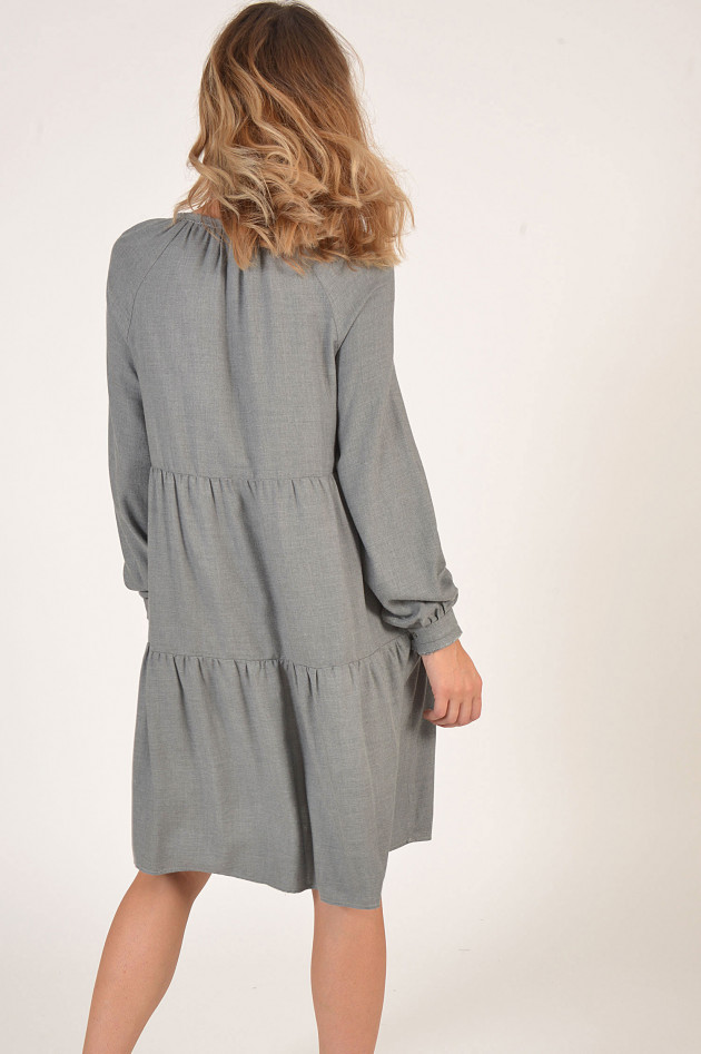 La Camicia Kleid aus Flanell mit Brosche in Grau