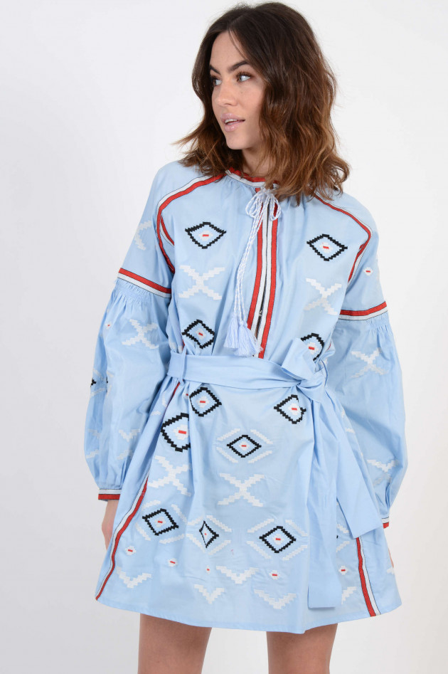 La Petite Broderie Kleid mit Bunten Stickereien in Hellblau
