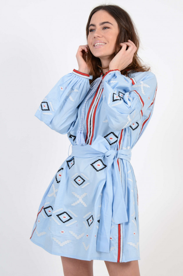 La Petite Broderie Kleid mit Bunten Stickereien in Hellblau