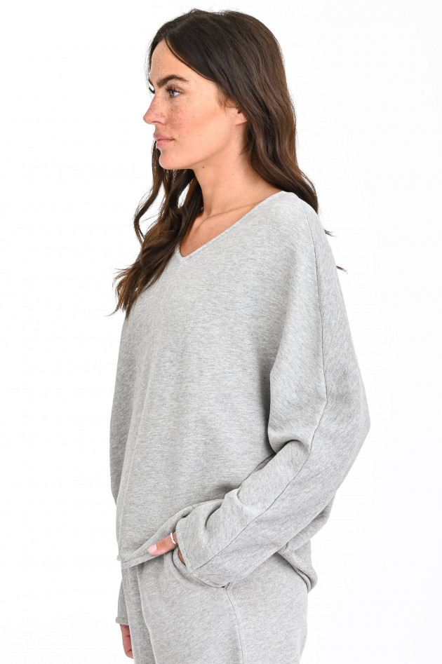 Love Joy Victory Pullover mit V-Ausschnitt in Hellgrau