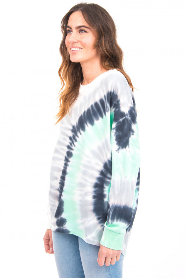 Love Joy Victory Langer Pullover mit Batik-Design in Weiß