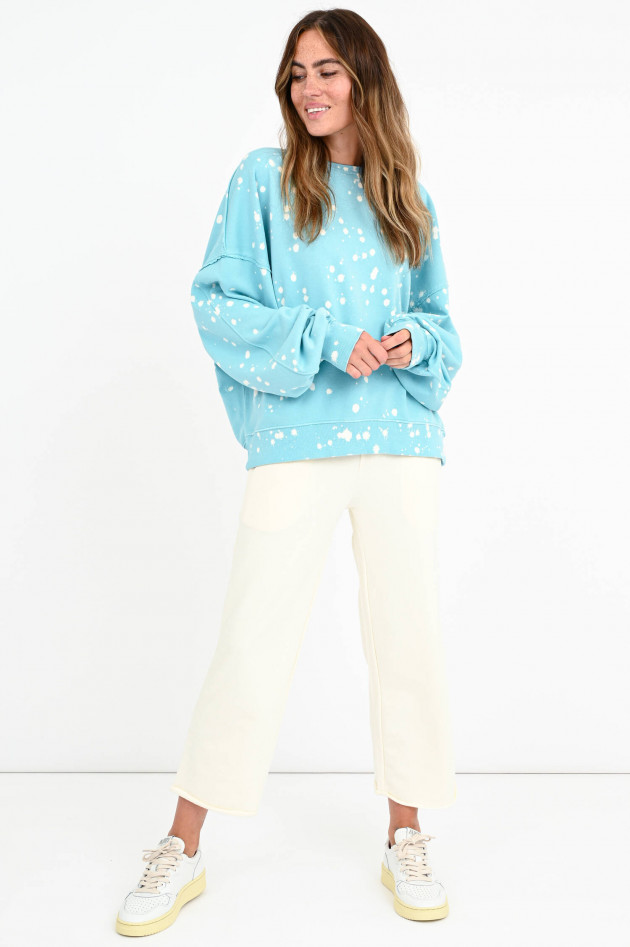 Love Joy Victory Sweater im Color-Splash-Design in Gletscherblau
