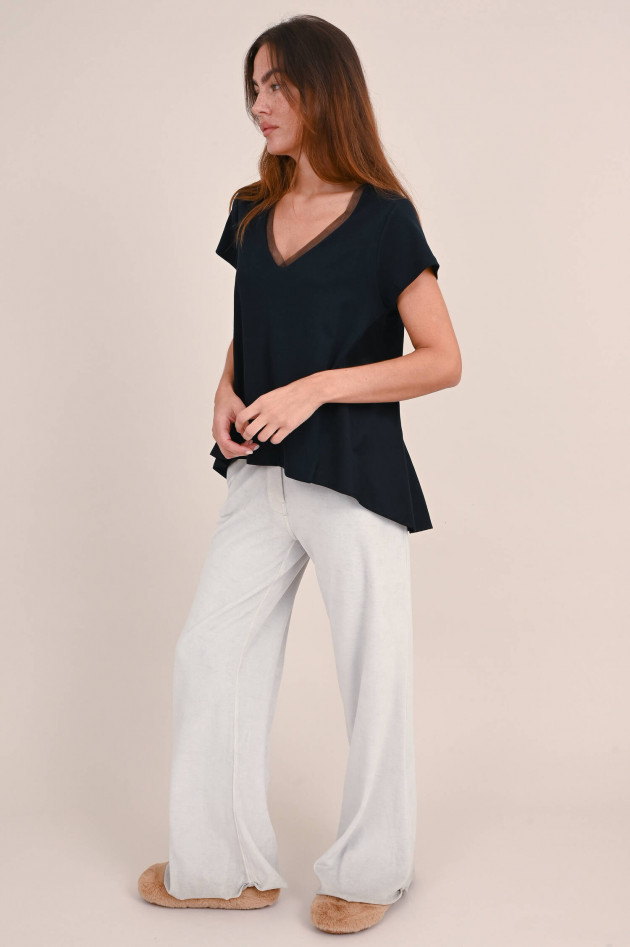 Love Joy Victory T-Shirt mit V-Neck in Schwarz