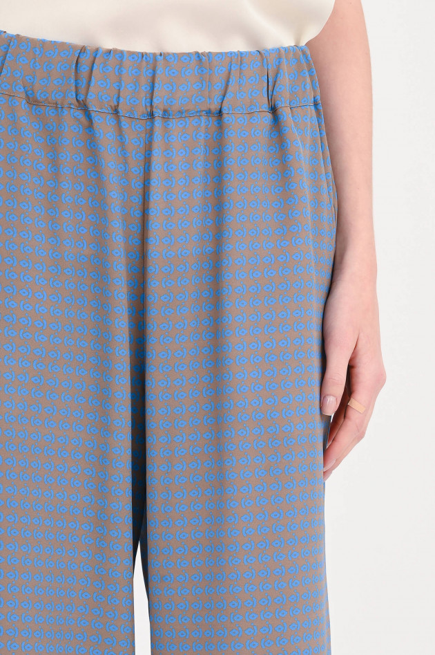 Lu Li Lina Seidenhose im Allover-Print in Taupe/Blau