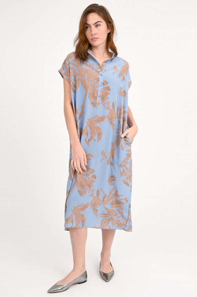 Lu Li Lina Seidenkleid EDDA mit Palmen-Motiv in Blau/Caramel