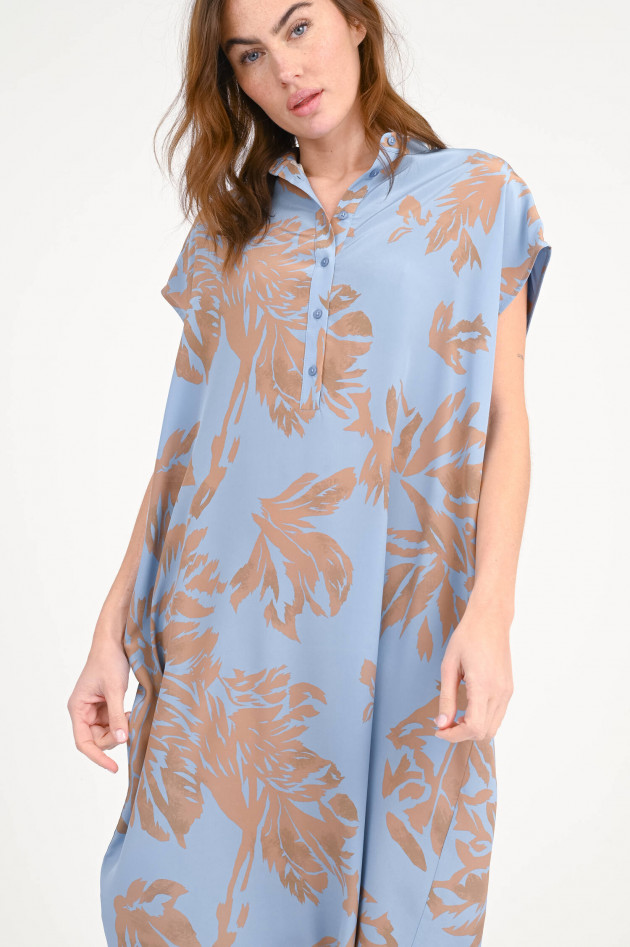 Lu Li Lina Seidenkleid EDDA mit Palmen-Motiv in Blau/Caramel