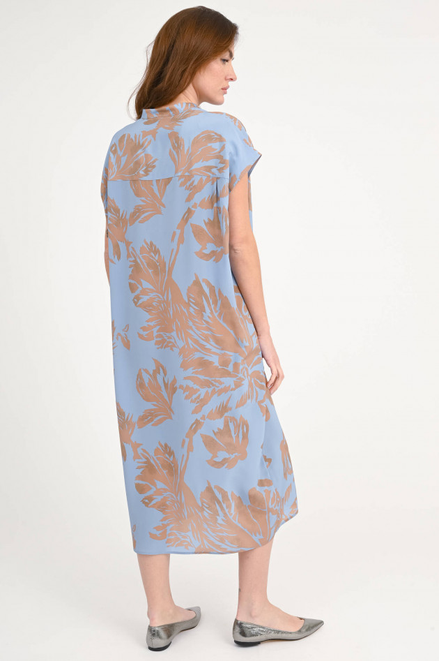 Lu Li Lina Seidenkleid EDDA mit Palmen-Motiv in Blau/Caramel
