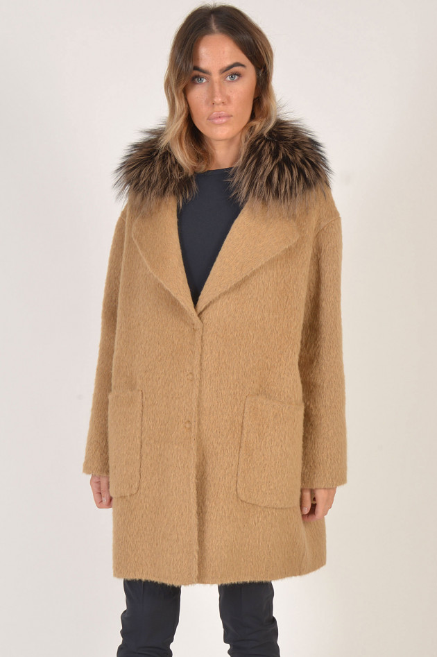 Manzoni 24 Mantel mit Fuchsfellkragen in Camel