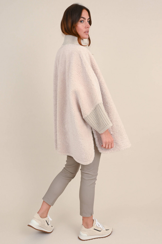 Manzoni 24 Lammfell Cape in Beige