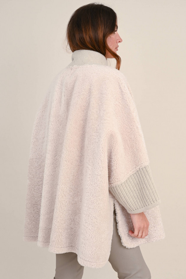 Manzoni 24 Lammfell Cape in Beige
