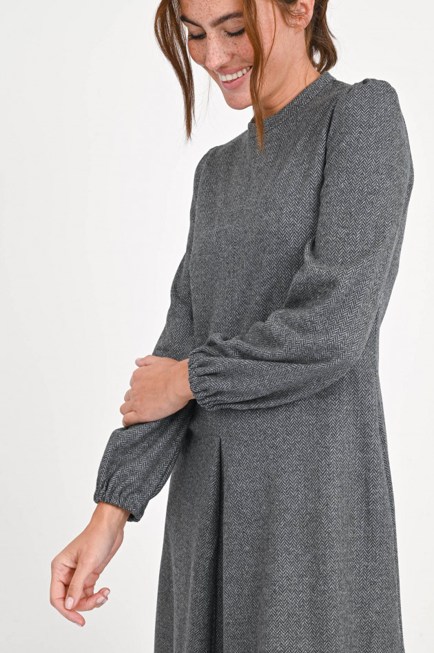 Max Mara Weekend Kleid im Fischgrätmuster mit Kellerfalten in Grau