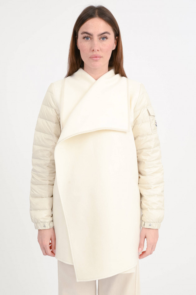 Moncler Kurzer Hybridmantel/Cape mit Daunenärmeln in Creme