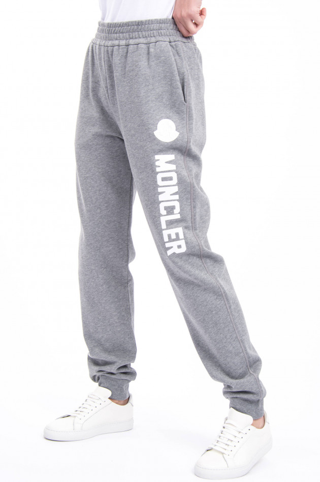 Moncler Jogging-Hose mit Schriftzug in Grau