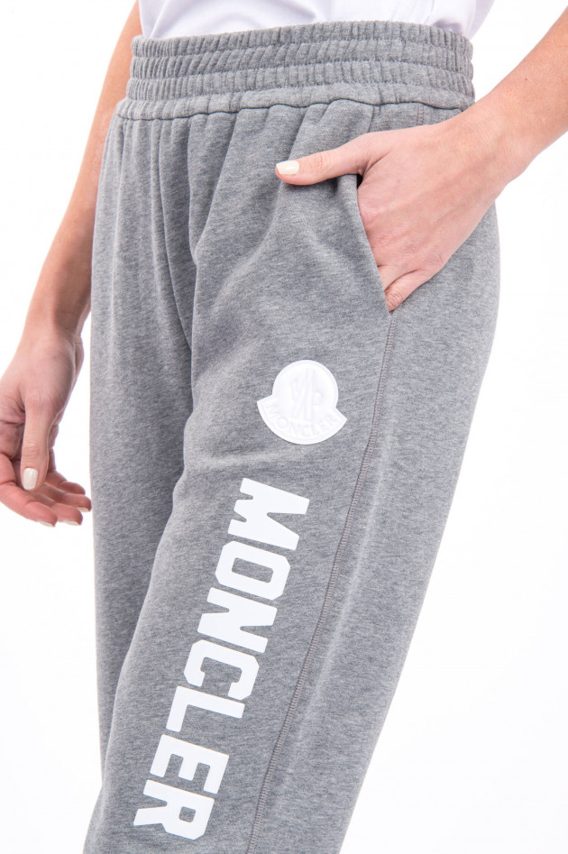 Moncler Jogging-Hose mit Schriftzug in Grau