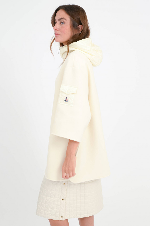 Moncler Cape mit gesteppter Kapuze in Creme