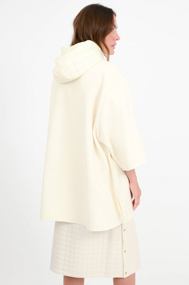 Moncler Cape mit gesteppter Kapuze in Creme