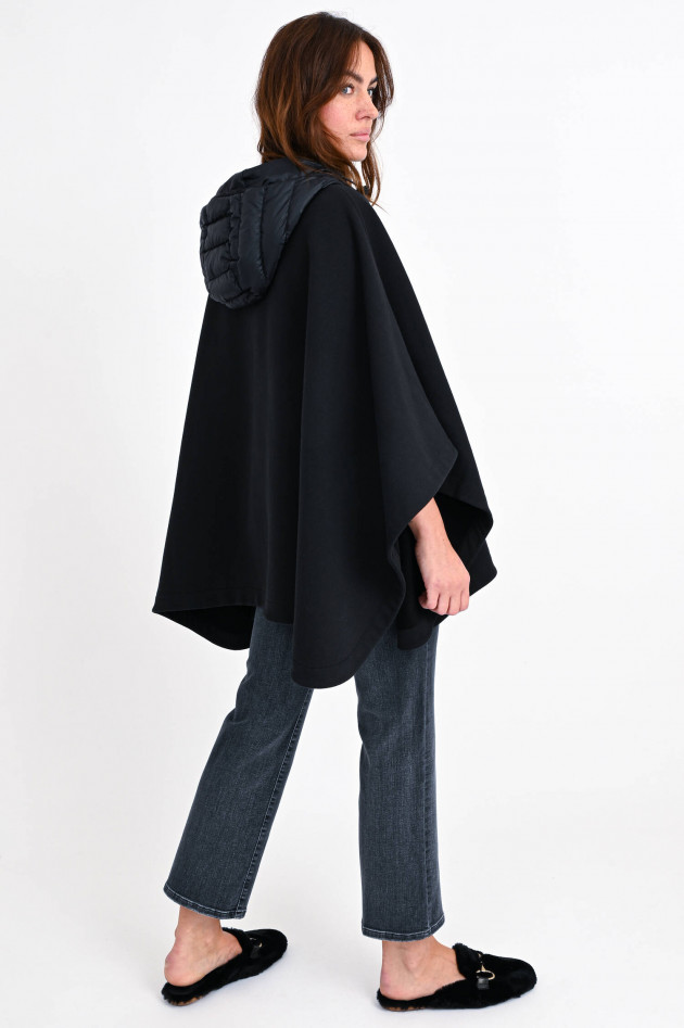 Moncler Poncho mit Kapuze in Schwarz Moncler Poncho mit Kapuze in Schwarz