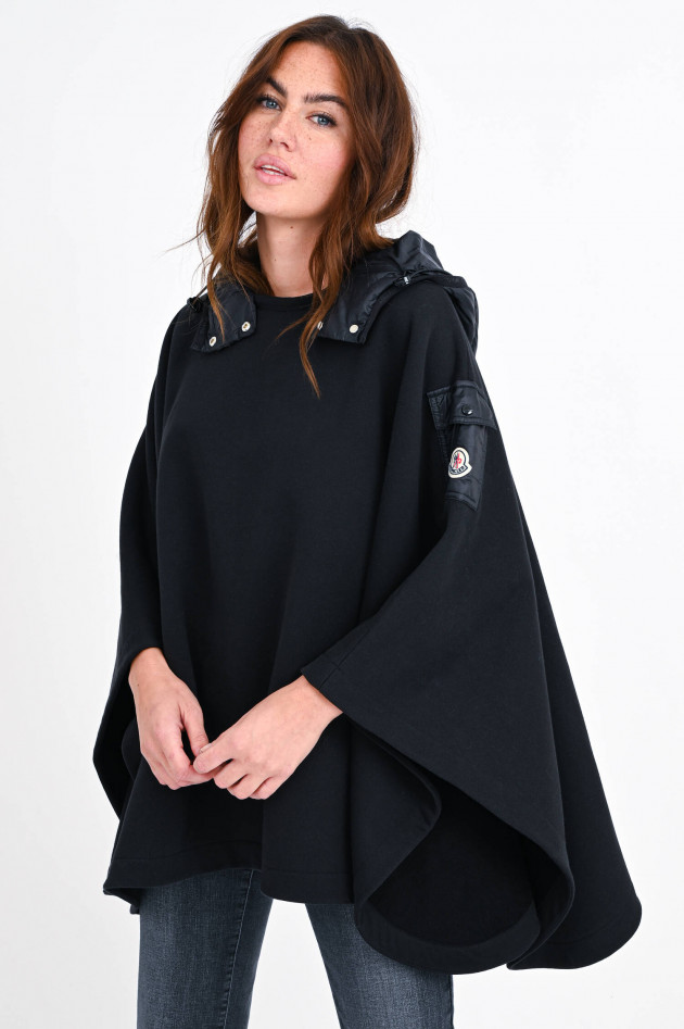 Moncler Poncho mit Kapuze in Schwarz Moncler Poncho mit Kapuze in Schwarz