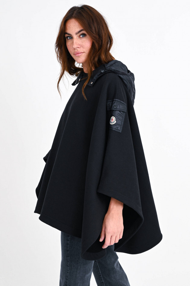 Moncler Poncho mit Kapuze in Schwarz Moncler Poncho mit Kapuze in Schwarz
