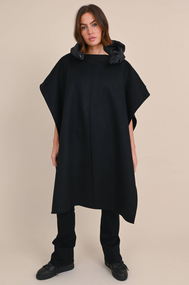 Moncler Cape aus Wolle in Schwarz