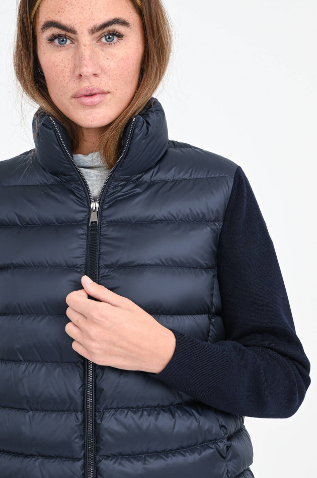 Moncler Kurze Daunenstepp-Jacke mit Strickarm in Navy