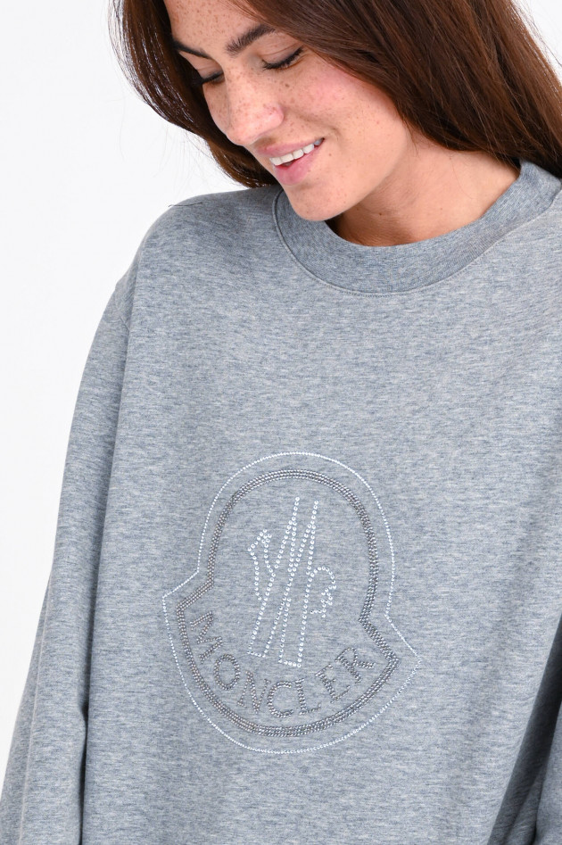 Moncler Sweater mit Logo aus Kristallen in Grau