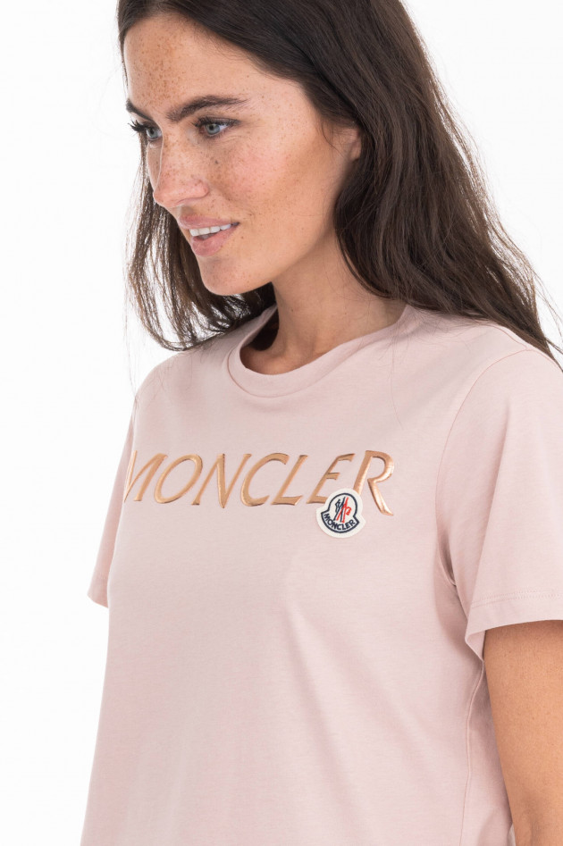 Moncler T-Shirt mit Metallic-Schriftzug in Rosa