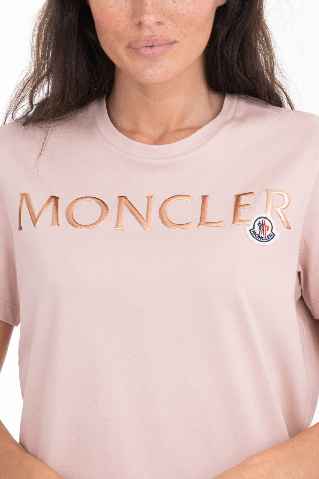 Moncler T-Shirt mit Metallic-Schriftzug in Rosa