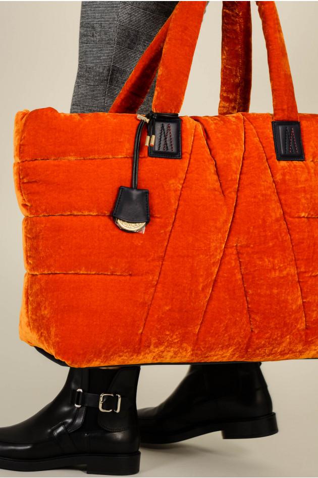 Moncler Daunentasche mit Samtoptik in Orange