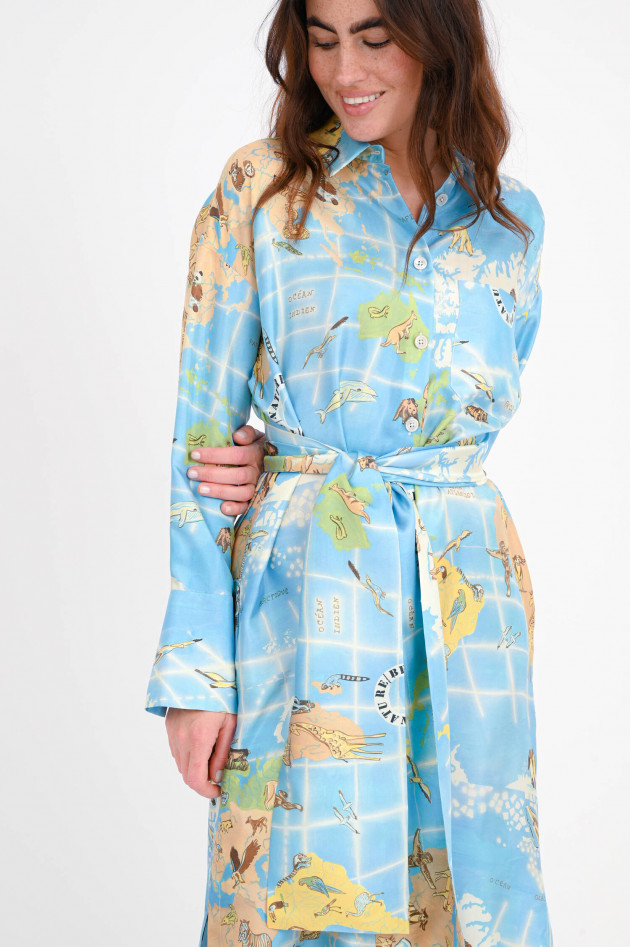 Odeeh Seidenkleid in Blau mit Weltkarten-Print