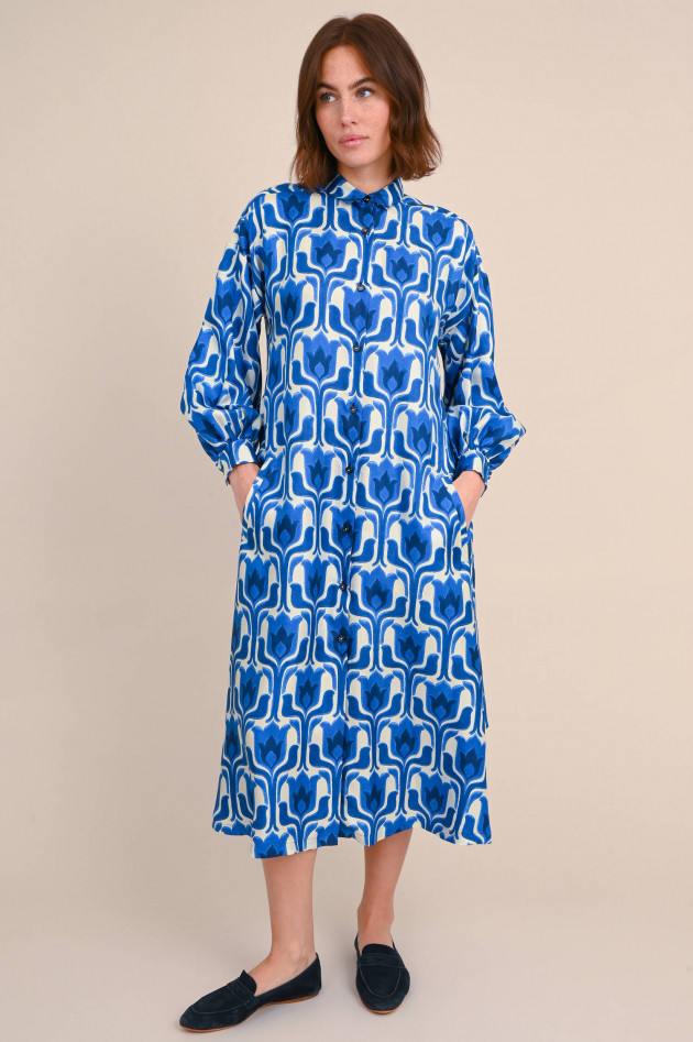Odeeh Seidenkleid mit grafischem Muster in Blau/Natur