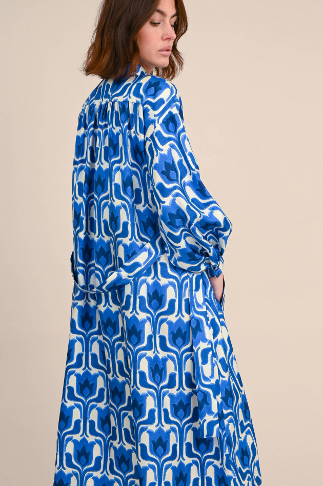 Odeeh Seidenkleid mit grafischem Muster in Blau/Natur